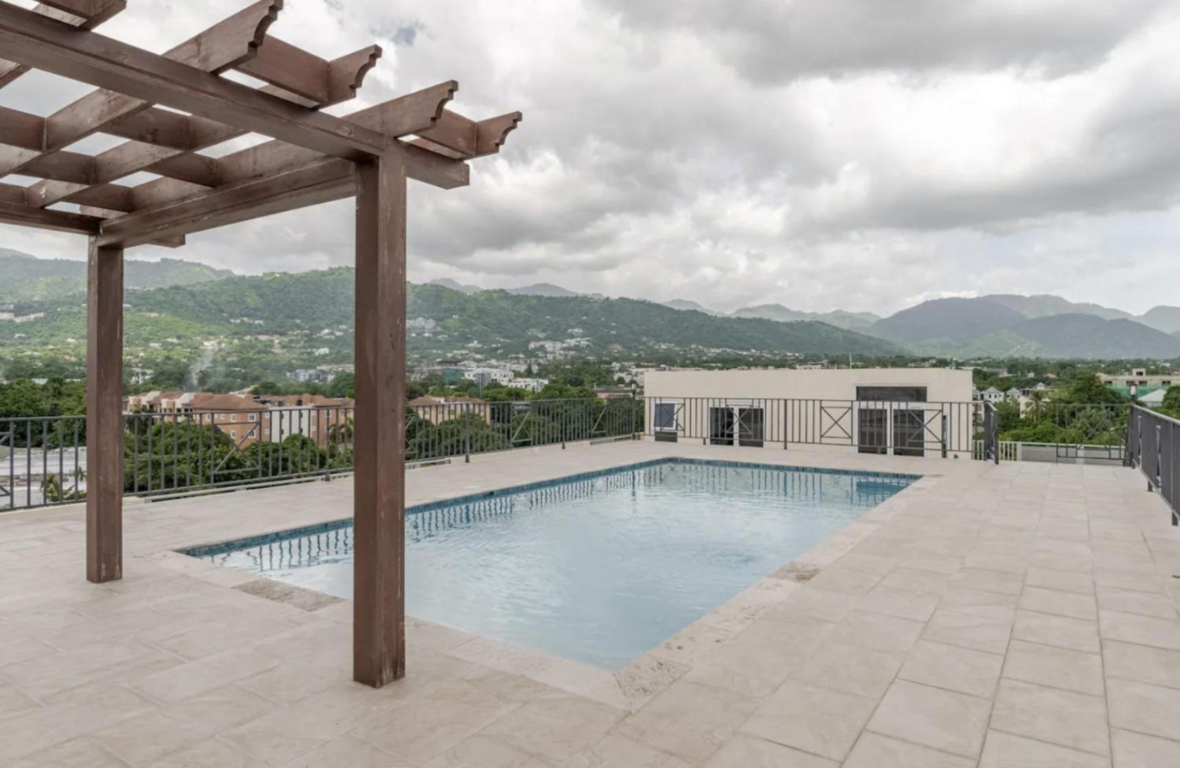 Luxe City Oasis 2Br With Rooftop Pool And Gym Кингстън Екстериор снимка