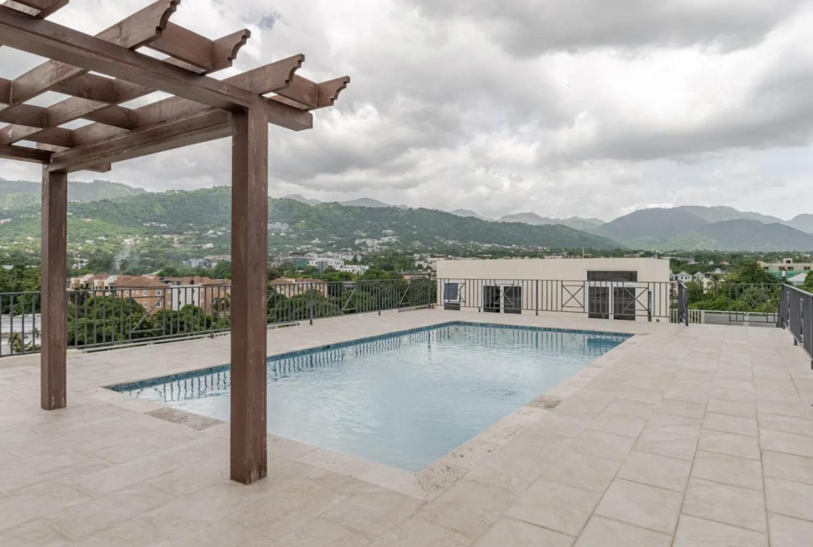 Luxe City Oasis 2Br With Rooftop Pool And Gym Кингстън Екстериор снимка